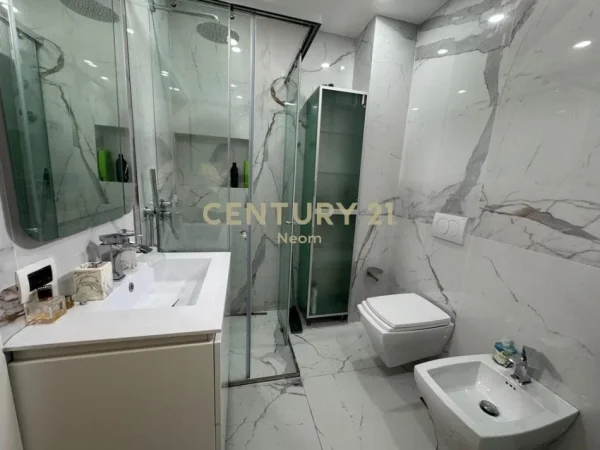 Tirane, jepet me qera apartament 2+1+Ballkon Kati 5, 99 m² 850 € 