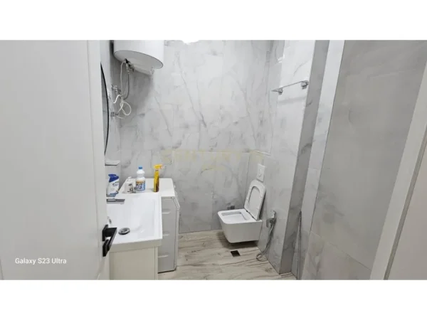 Tirane, jepet me qera apartament 2+1 Kati 2, 82 m² 700 € (Xhamlliku)