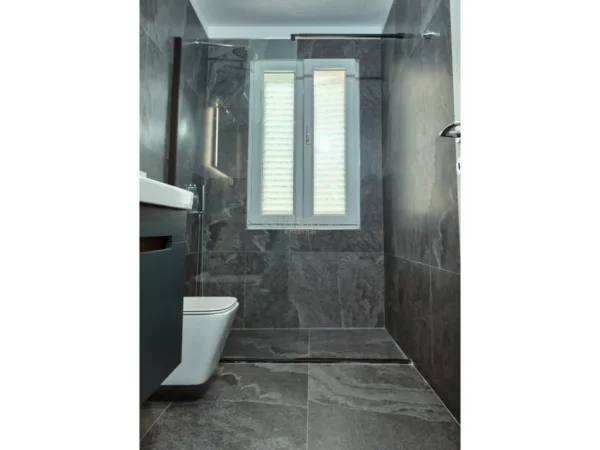 Tirane, shes apartament 1+1 Kati 5, 44 m² 173.000 € (Blloku)