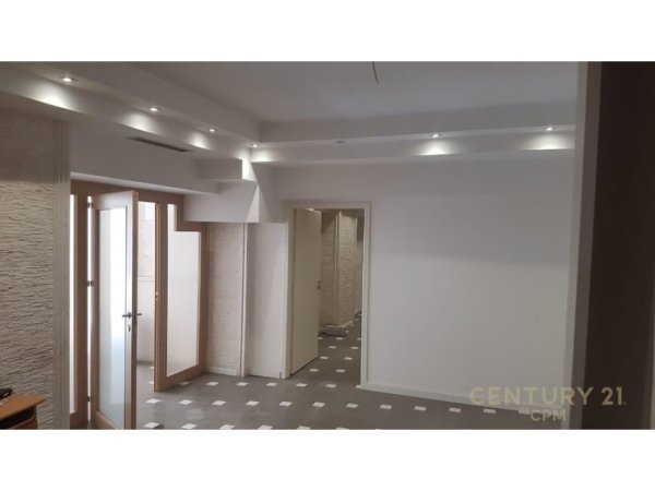 Tirane, shitet ambjent biznesi Kati 0, 82 m² 150.000 € (Komuna e Parisit)