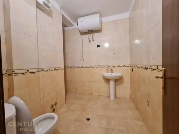 Tirane, jepet me qera ambjent biznesi Kati 2, 120 m² 1.000 € (Myslym Shyr)