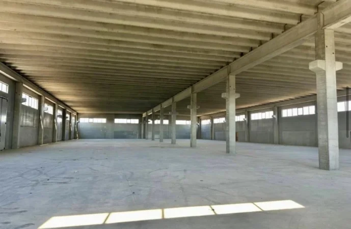 Tirane, jepet me qera magazine Kati 0, 3.200 m² 8.000 € (Autostrada Tiranë–Durrës, km 8, Kapanon me Qera)