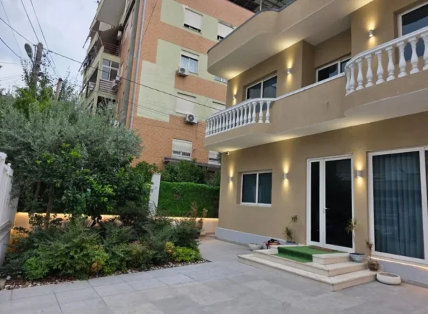 Tirane, jepet me qera Vile , 200 m² 2.500 € (Prane Kompleksit Dinamo)