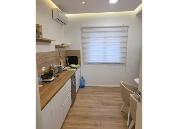 Tirane, jepet me qera Vile , 200 m² 2.500 € (Prane Kompleksit Dinamo)