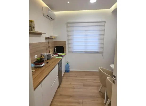 Tirane, jepet me qera Vile , 200 m² 2.500 € (Prane Kompleksit Dinamo)