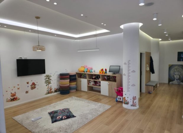 Tirane, jepet me qera Vile , 200 m² 2.500 € (Prane Kompleksit Dinamo)