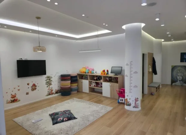 Tirane, jepet me qera Vile , 200 m² 2.500 € (Prane Kompleksit Dinamo)