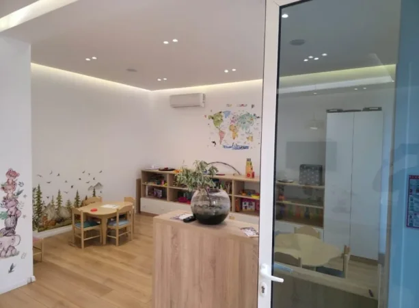 Tirane, jepet me qera Vile , 200 m² 2.500 € (Prane Kompleksit Dinamo)