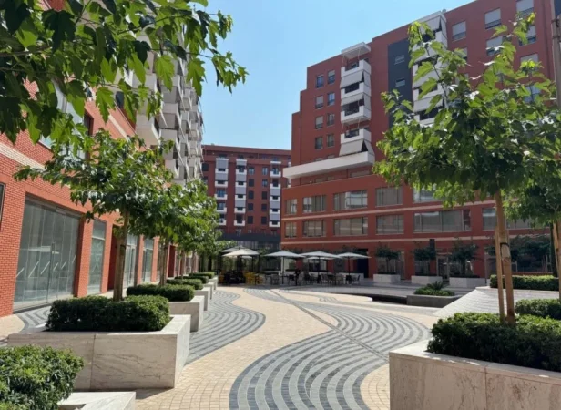 Tirane, jepet me qera ambjent biznesi Kati 0, 142 m² 4.000 € (Kompleski Delijorgji)