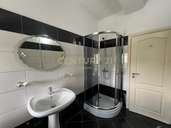 Tirane, jepet me qera Vile 2 Katshe Kati 2, 150 m² 800 € (Liqeni)