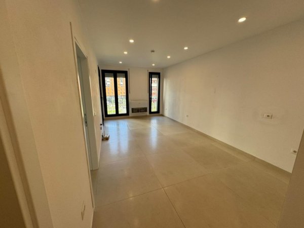 Tirane, jepet me qera zyre Kati 3, 68 m² 450 € (Rruga Kongresi i Manastirit)