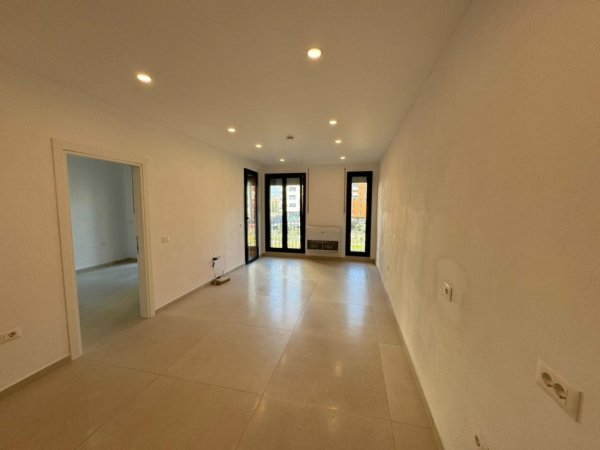 Tirane, jepet me qera zyre Kati 3, 68 m² 450 € (Rruga Kongresi i Manastirit)