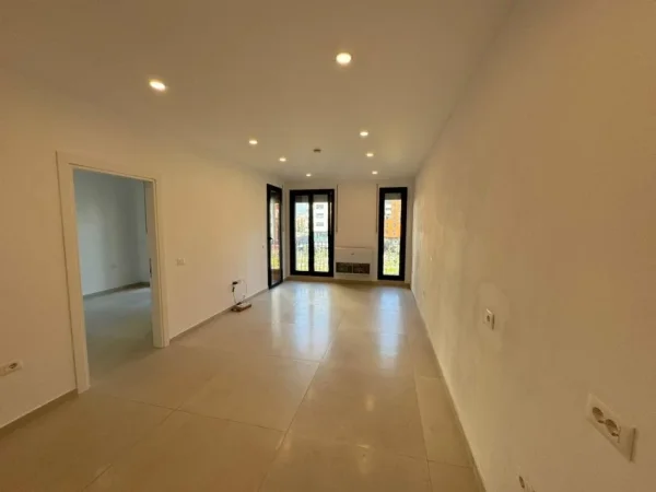 Tirane, jepet me qera zyre Kati 3, 68 m² 500€ (Rruga Kongresi i Manastirit)