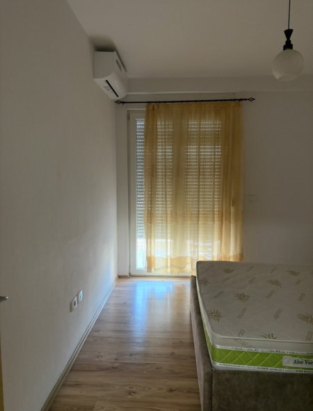 Tirane, jepet me qera apartament 1+1+Aneks+Ballkon Kati 4, 60 m² 520 € / Leke  (Rruga Budi)