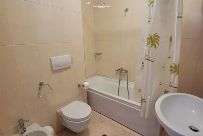 Tirane, jepet me qera apartament 2+1+Ballkon Kati 5, 140 m² 800 € (Komuna E Parisit)