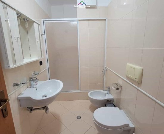 Tirane, jepet me qera apartament 2+1+Ballkon Kati 5, 140 m² 1.000 € (Komuna E Parisit)