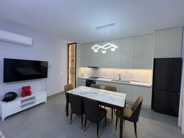 Tirane, jepet me qera apartament 2+1 Kati 7, 650 €