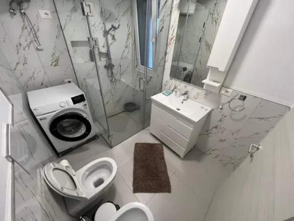 Tirane, jepet me qera apartament 2+1 Kati 7, 650 €
