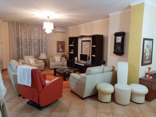 Durres, jepet me qera apartament 2+1+Aneks+Ballkon Kati 4, 120 m² 550 € 