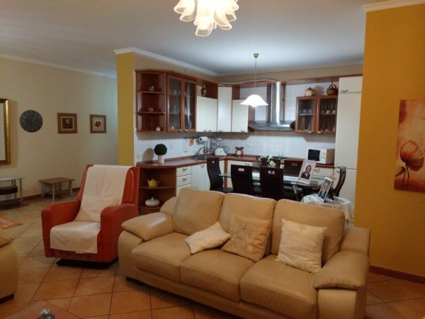 Durres, jepet me qera apartament 2+1+Aneks+Ballkon Kati 4, 120 m² 550 € 