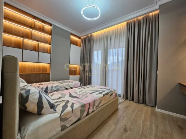 Tirane, jepet me qera apartament 2+1 Kati 7, 121 m² 1.500 € 