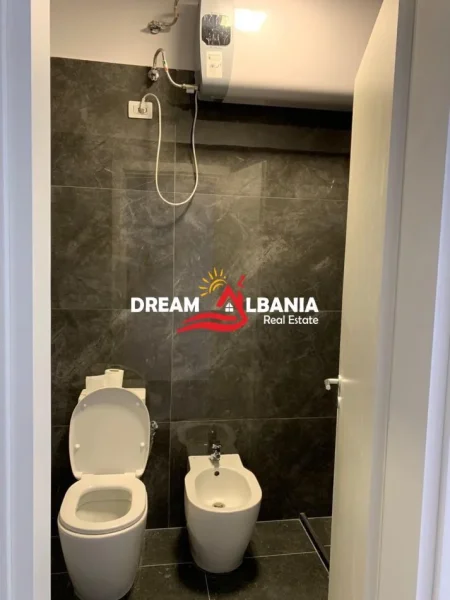 Tirane, jepet me qera apartament 2+1 , 100 m² 600 € (Liqeni i Thate)