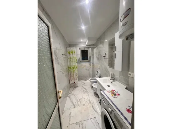 Tirane, jepet me qera apartament 3+1+Ballkon Kati 4, 87 m² 600 € (Bulevardi Zogu I)
