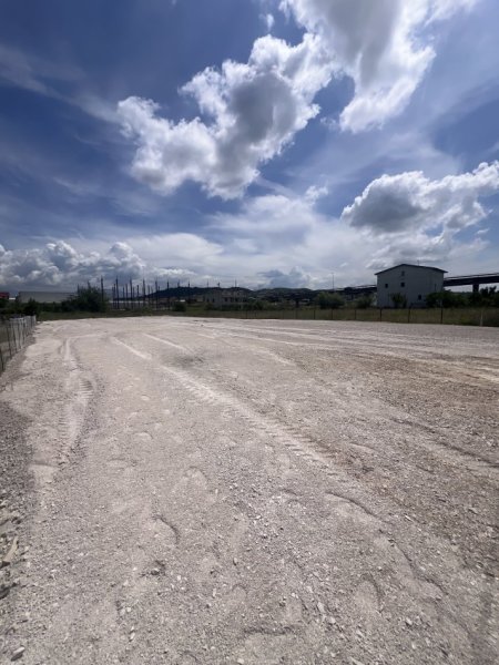 Tirane, jap me qera ambjent biznesi Kati 0, 1.500 m² 1.100 € (Rruga e vjeter)