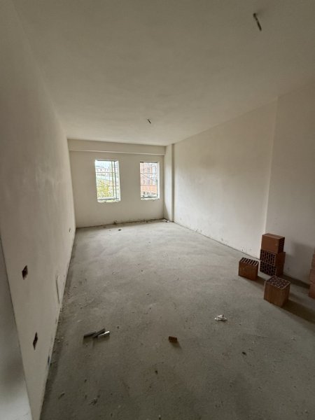 Tirane, jepet me qera ambjent biznesi Kati 1, 140 m² 1.000 € (Paskuqan. Kompleski Demollari)