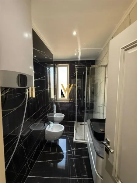 Tirane, jepet me qera apartament 2+1+Ballkon Kati 7, 117 m² 1.000 € (OXHAKU)