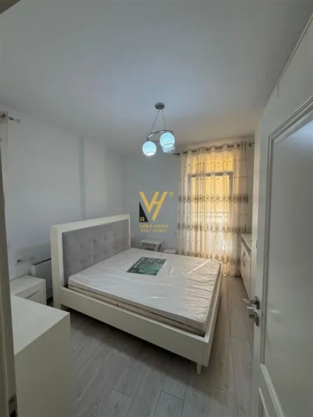 Tirane, jepet me qera apartament 2+1+Ballkon Kati 7, 117 m² 1.000 € (OXHAKU)