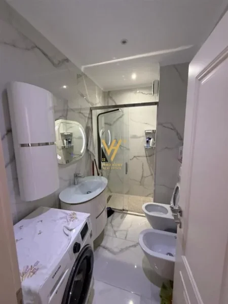 Tirane, jepet me qera apartament 2+1+Ballkon Kati 7, 117 m² 1.000 € (OXHAKU)