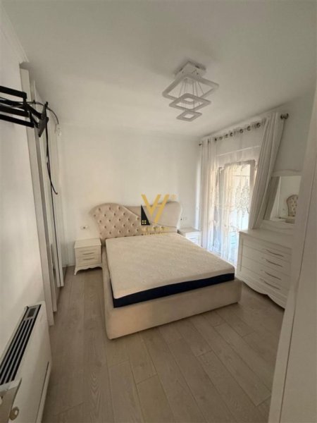 Tirane, jepet me qera apartament 2+1+Ballkon Kati 7, 117 m² 1.000 € (OXHAKU)