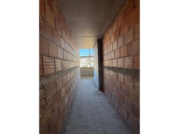 Shitet , Apartament Duplex 4+1 , Komuna Parisit 570,000 €