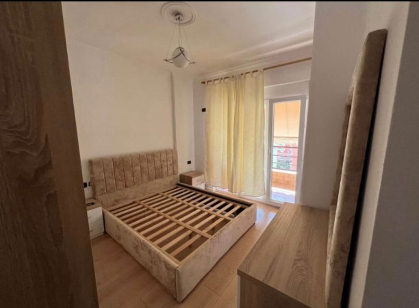 Tirane, jepet me qera apartament 1+1+Aneks+Ballkon Kati 7, 700 € (ish parku , globe)