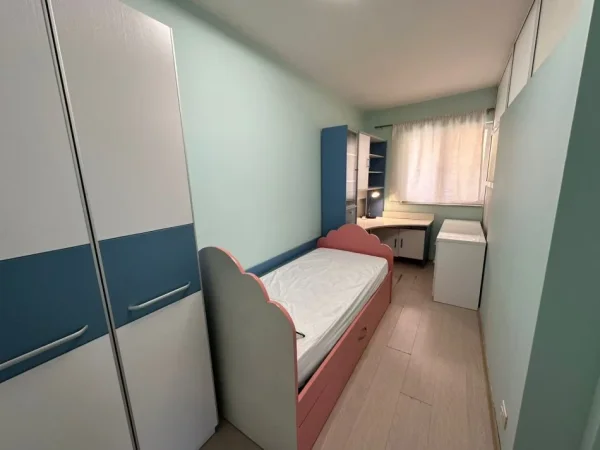 Tirane, jepet me qera apartament 3+1 Kati 3, 100 m² 700 € (Pazar i Ri)