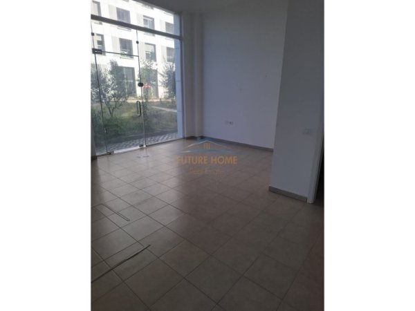 Tirane, jepet me qera ambjent biznesi Kati 0, 33 m² 240 € (Siri Kodra)
