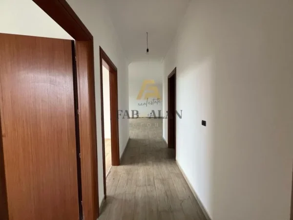 Tirane, shitet apartament 3+1 Kati 4, 139 m² 300.000 € (Liqeni Artificial)