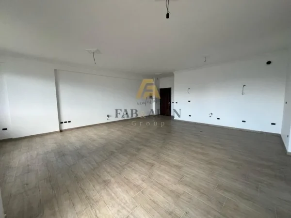 Tirane, shitet apartament 3+1 Kati 4, 139 m² 300.000 € (Liqeni Artificial)