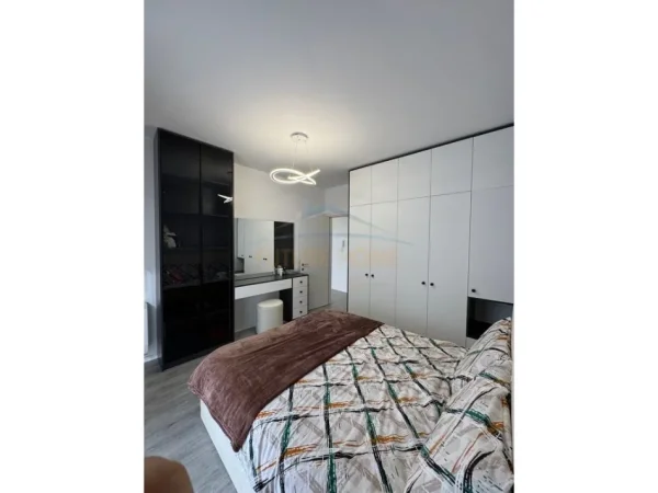 Tirane, jepet me qera apartament 2+1+Ballkon Kati 6, 400 m² 400 € (Univers City)