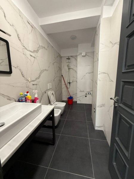 Tirane, jepet me qera apartament 2+1 Kati 8, 110 m² 850 € (Komuna e Parisit)