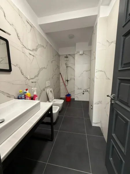 Tirane, jepet me qera apartament 2+1 Kati 8, 110 m² 850 € (Komuna e Parisit)
