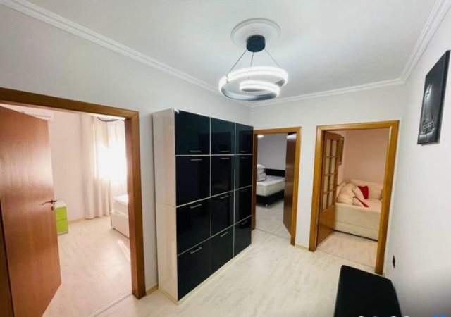 Tirane, jepet me qera apartament 2+1 Kati 4, 800 € 