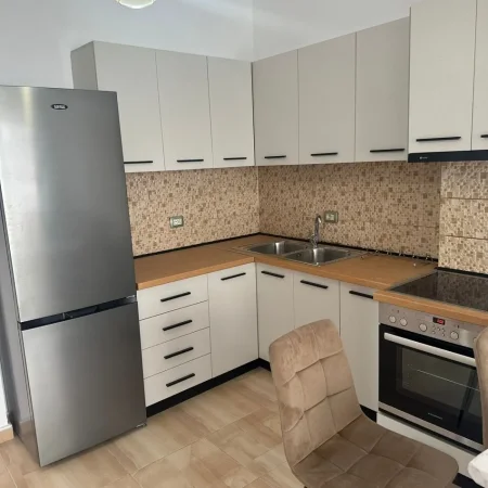 Tirane, jepet me qera apartament 3+1 Kati 3, 710 € 