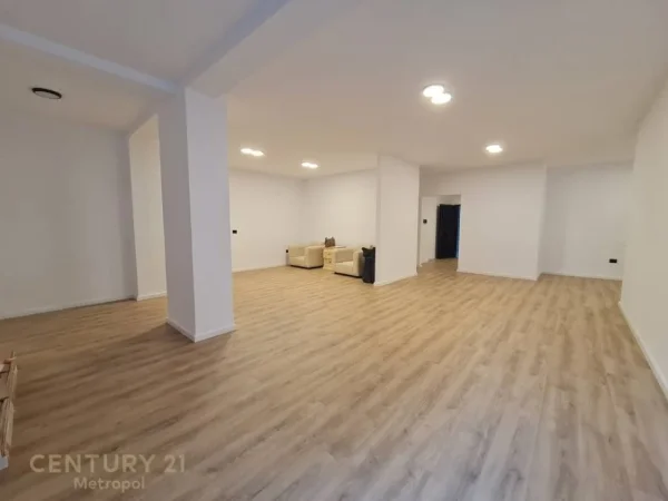 Tirane, jepet me qera zyre Kati 2, 120 m² 1.000 € (PRANE QENDRES-TIRANE)