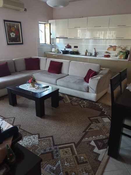 Tirane, jepet me qera apartament 3+1 Kati 1, 650 € 