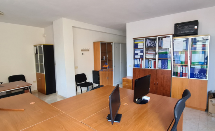 Tirane, jepet me qera zyre Kati 2, 87 m² 700 € (qytet studenti)