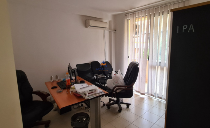 Tirane, jepet me qera zyre Kati 2, 87 m² 700 € (qytet studenti)