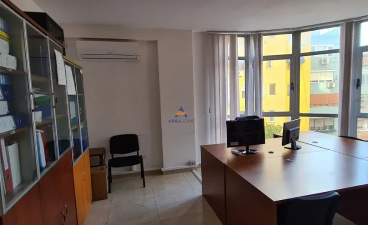 Tirane, jepet me qera zyre Kati 2, 87 m² 700 € (qytet studenti)