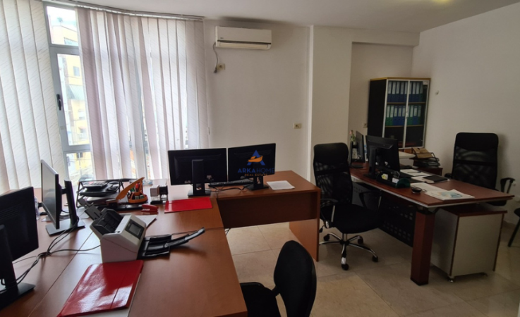 Tirane, jepet me qera zyre Kati 2, 87 m² 700 € (qytet studenti)